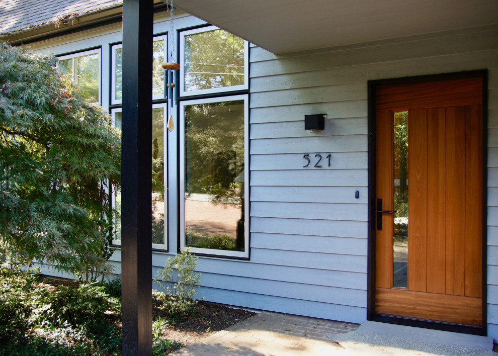 Источник вдохновения для домашнего уюта: маленькая входная дверь в современном стиле с серыми стенами, кирпичным полом, одностворчатой входной дверью, входной дверью из темного дерева и оранжевым полом для на участке и в саду