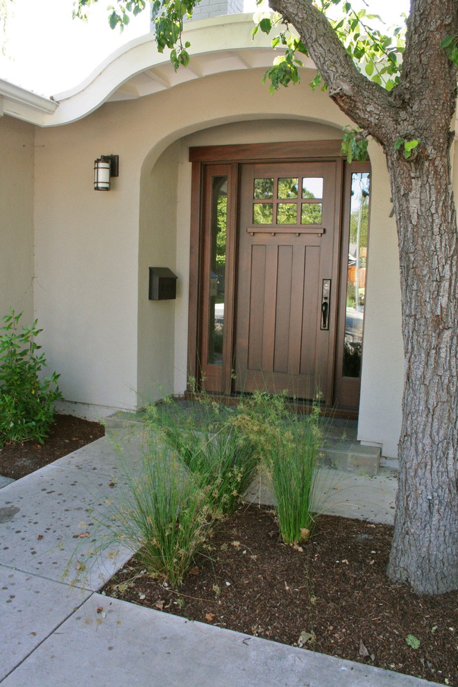 Aménagement d'une porte d'entrée craftsman avec une porte simple et une porte en bois foncé.