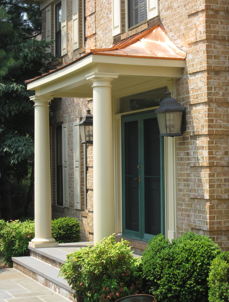 Источник вдохновения для домашнего уюта: входная дверь среднего размера в классическом стиле с полом из сланца, двустворчатой входной дверью и синей входной дверью