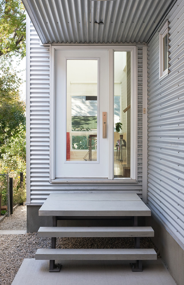 Стильный дизайн: входная дверь в современном стиле с одностворчатой входной дверью и стеклянной входной дверью - последний тренд