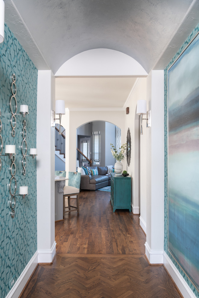 ダラスにあるラグジュアリーな中くらいなトランジショナルスタイルのおしゃれな玄関ラウンジ (グレーの壁、無垢フローリング、木目調のドア、茶色い床、壁紙) の写真