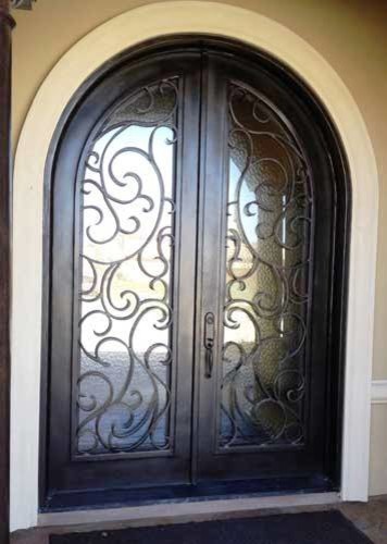 Свежая идея для дизайна: входная дверь в стиле неоклассика (современная классика) с двустворчатой входной дверью - отличное фото интерьера