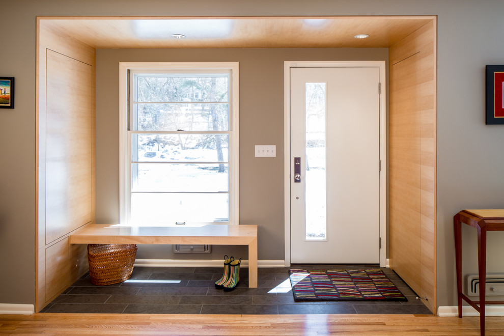Kleines Modernes Foyer mit grauer Wandfarbe, Schieferboden, Einzeltür, weißer Haustür und grauem Boden in Minneapolis