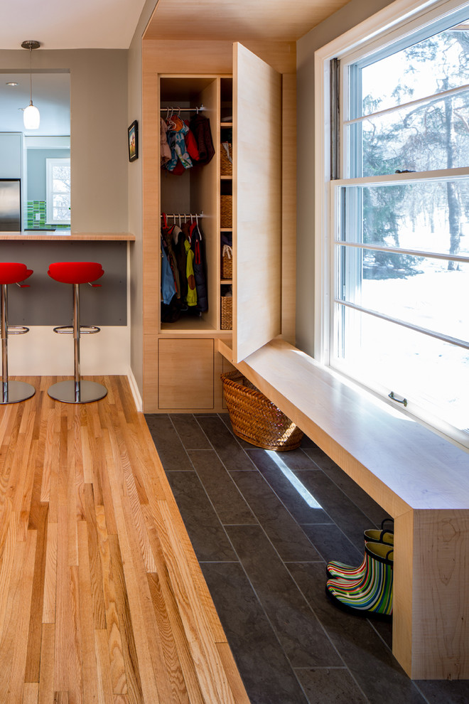 Kleine Moderne Haustür mit grauer Wandfarbe, Keramikboden, Einzeltür und weißer Haustür in Minneapolis