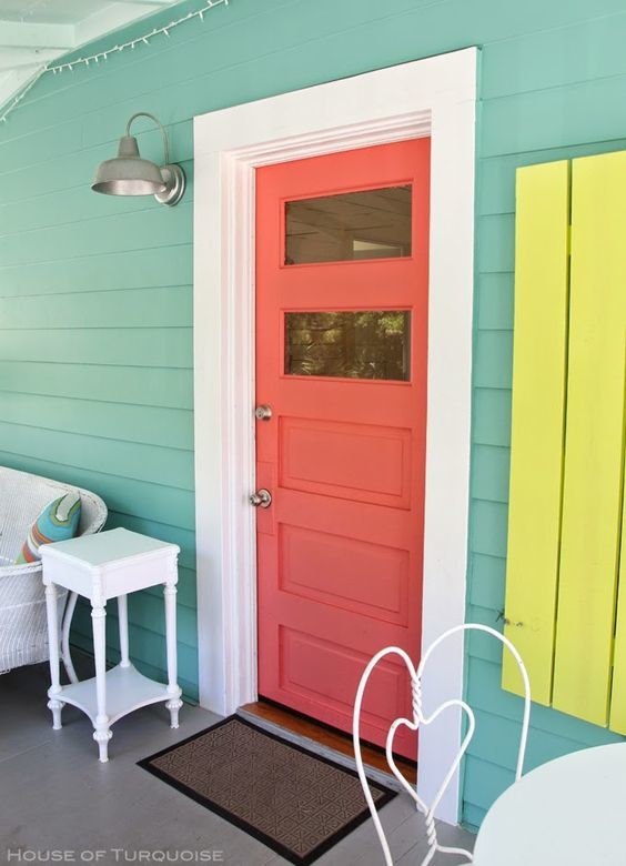 На фото: входная дверь среднего размера в стиле фьюжн с одностворчатой входной дверью, красной входной дверью и синими стенами