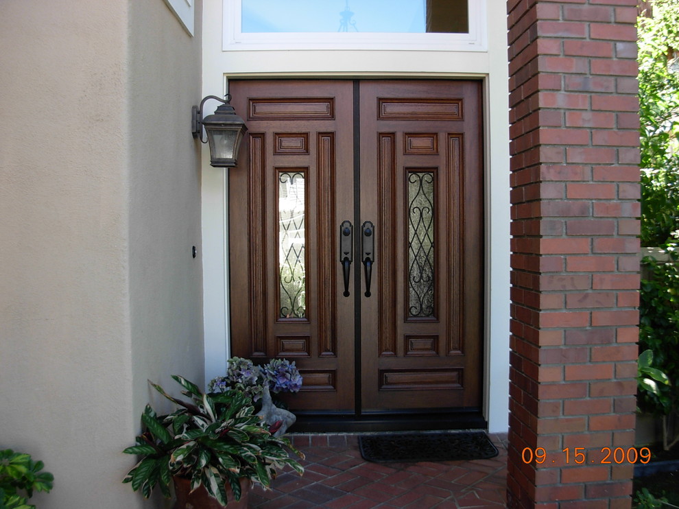 オレンジカウンティにあるお手頃価格のトラディショナルスタイルのおしゃれな玄関ドア (木目調のドア) の写真