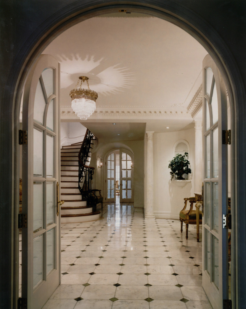 Свежая идея для дизайна: огромное фойе в классическом стиле с белыми стенами, мраморным полом, двустворчатой входной дверью и стеклянной входной дверью - отличное фото интерьера