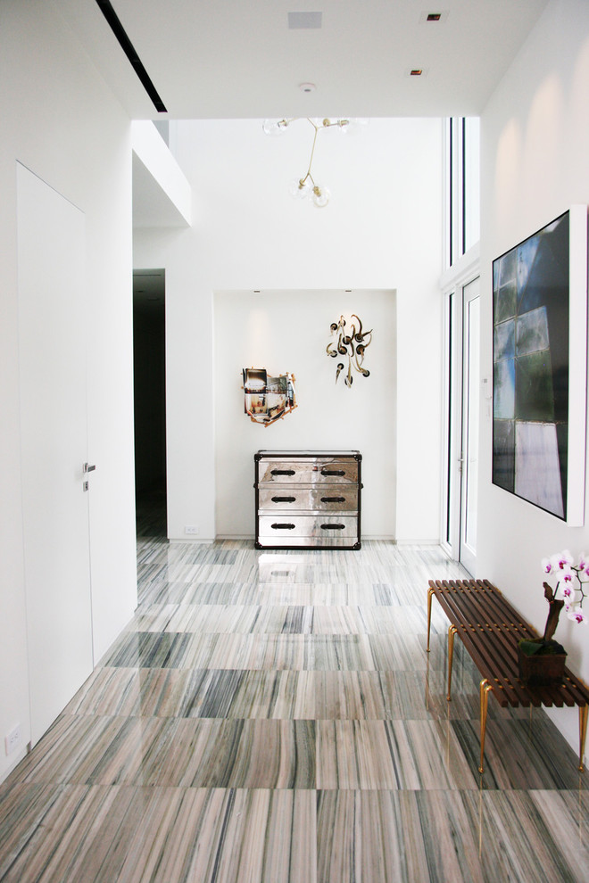 Idee per un grande ingresso minimalista con pareti bianche, pavimento in marmo, una porta singola, una porta in vetro e pavimento blu
