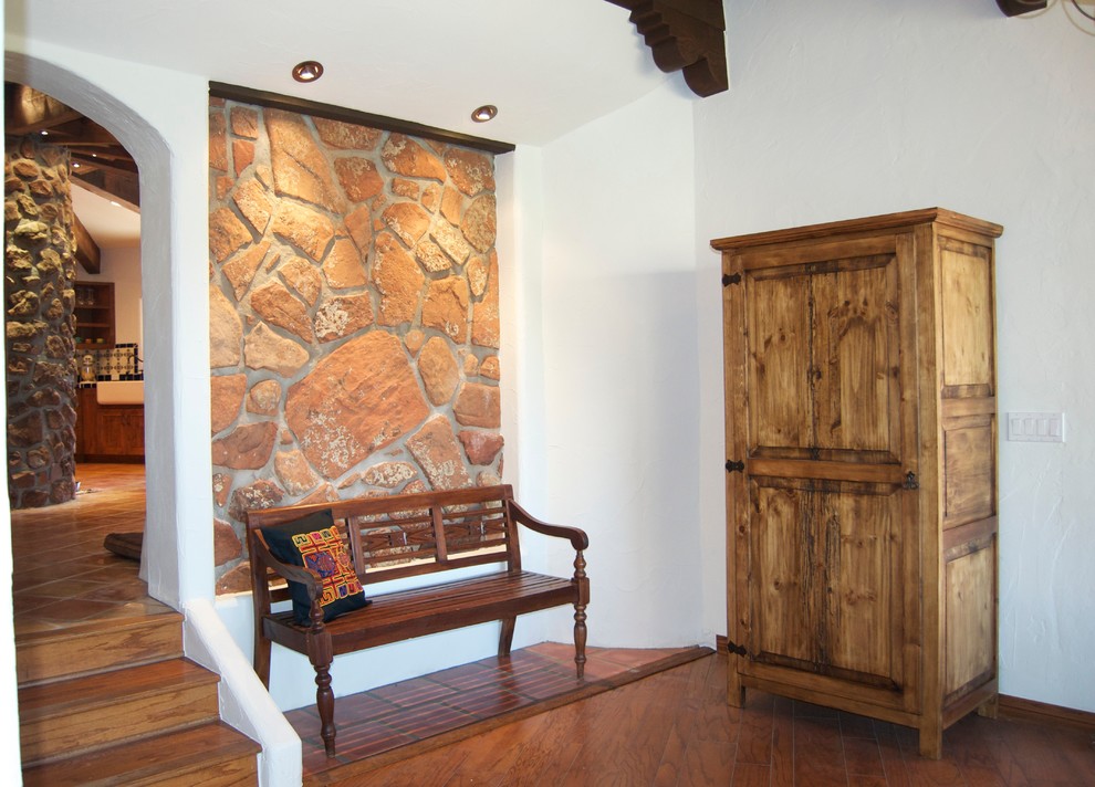 Mittelgroßer Mediterraner Eingang mit weißer Wandfarbe, braunem Holzboden und braunem Boden in Phoenix