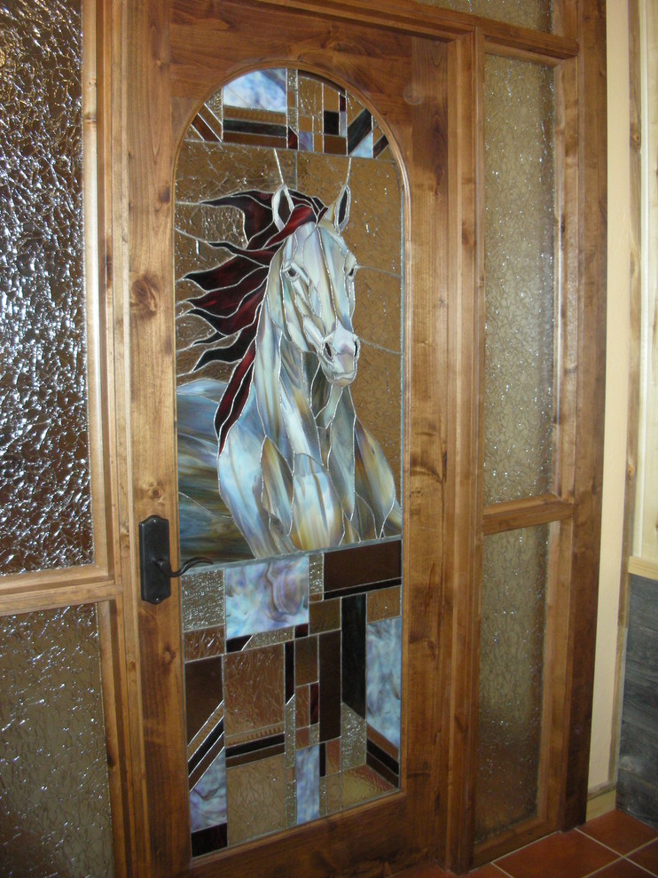 На фото: входная дверь среднего размера в стиле фьюжн с полом из терракотовой плитки, одностворчатой входной дверью и стеклянной входной дверью