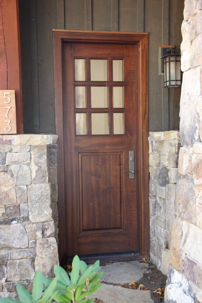 Example of a classic entryway design in Charlotte
