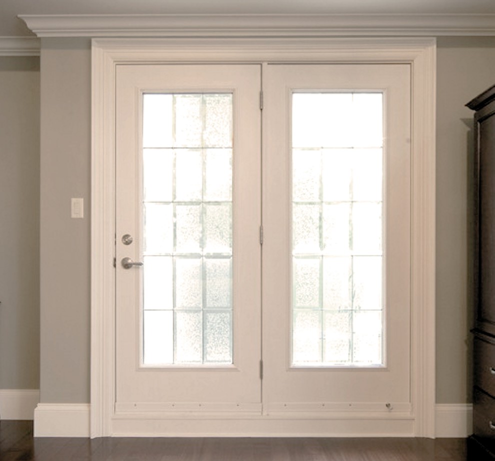 Idee per una porta d'ingresso design con pareti grigie, parquet scuro, una porta a due ante, una porta in vetro e pavimento marrone