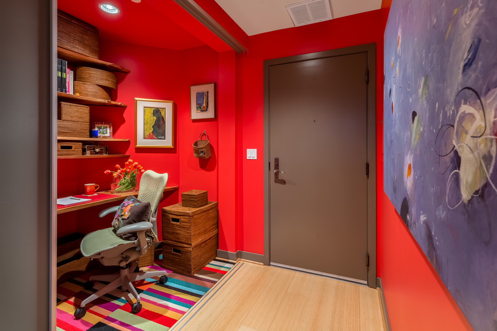 Réalisation d'une petite porte d'entrée design avec un mur rouge, parquet en bambou, une porte simple, une porte grise et un sol jaune.