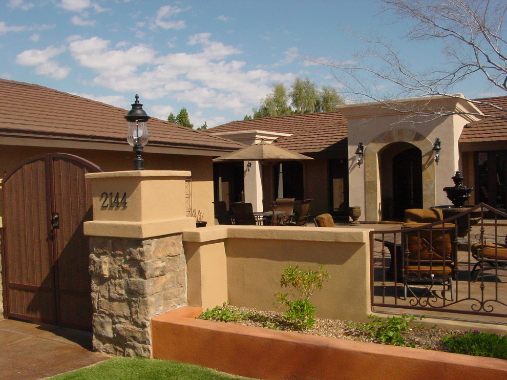 Mittelgroße Mediterrane Haustür mit beiger Wandfarbe, Schieferboden, Doppeltür und brauner Haustür in Phoenix
