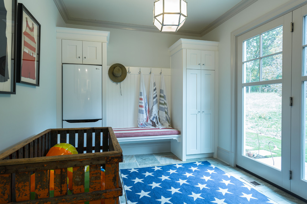 ミルウォーキーにある中くらいなトラディショナルスタイルのおしゃれなマッドルーム (白い壁、スレートの床、白いドア) の写真