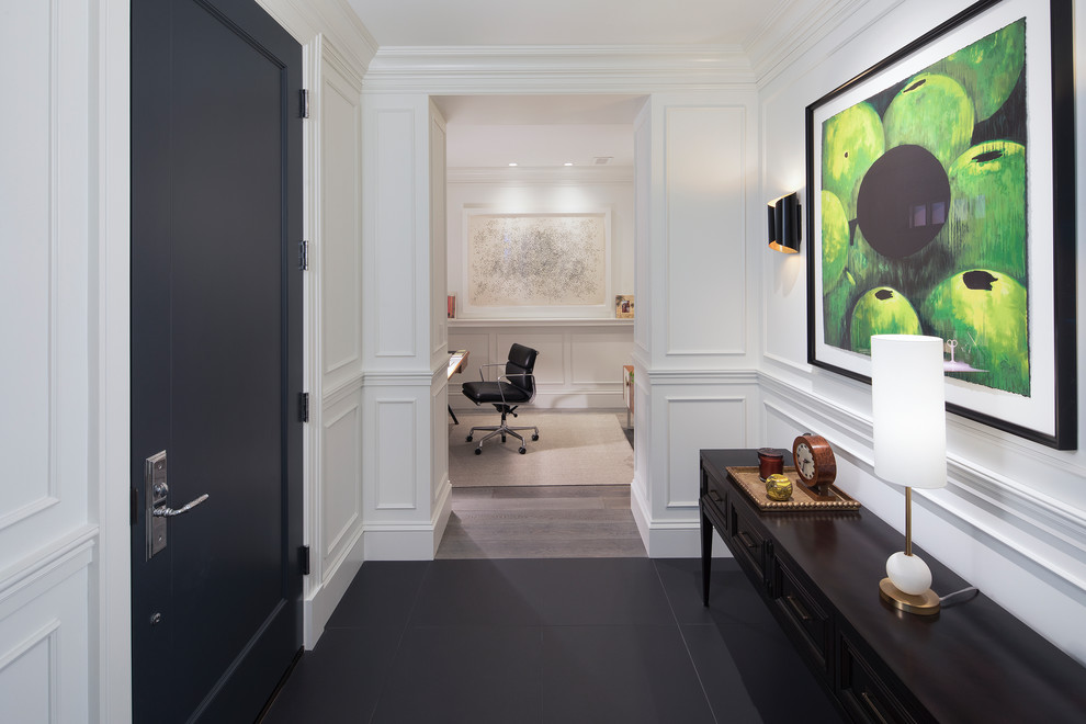 Idée de décoration pour un hall d'entrée design de taille moyenne avec un mur blanc, un sol en carrelage de porcelaine, une porte simple, une porte noire et un sol noir.