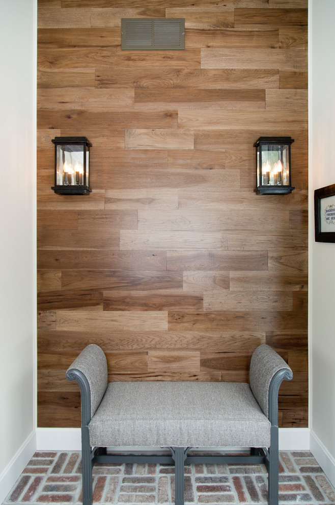 セントルイスにある高級な小さなトランジショナルスタイルのおしゃれなマッドルーム (ベージュの壁、レンガの床、グレーのドア、マルチカラーの床) の写真