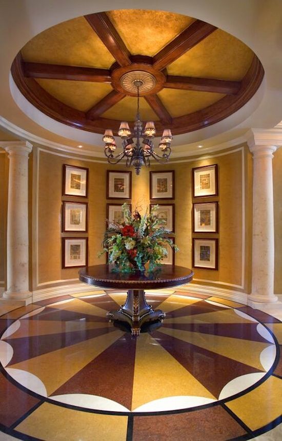 Großes Mediterranes Foyer mit beiger Wandfarbe, Terrazzo-Boden und buntem Boden in Miami