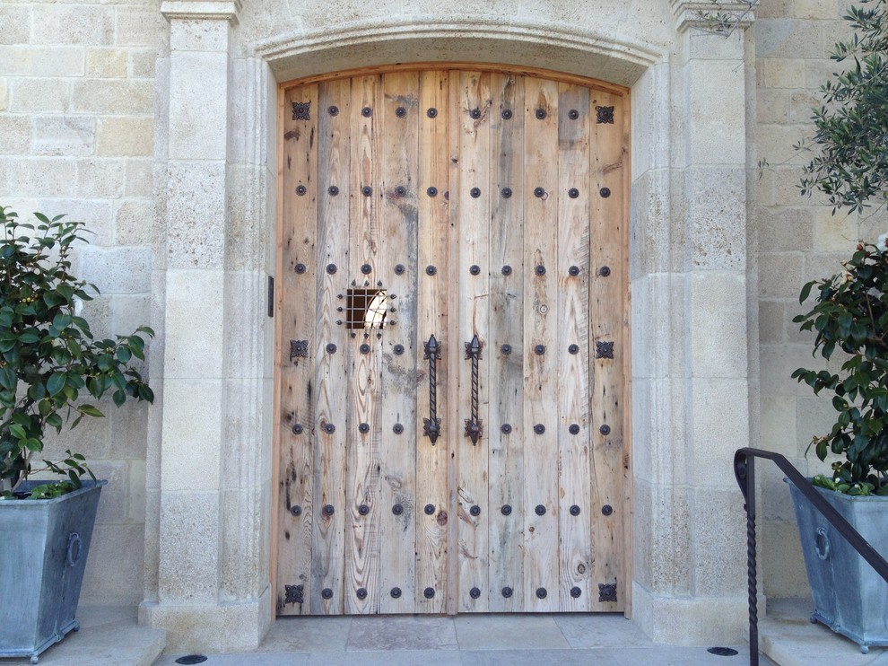 Идея дизайна: входная дверь среднего размера в стиле рустика с двустворчатой входной дверью, входной дверью из светлого дерева, серыми стенами, полом из терракотовой плитки и бежевым полом