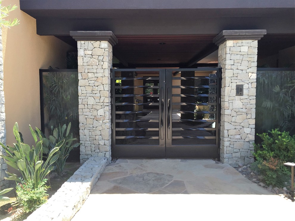 Foto di un corridoio design di medie dimensioni con pareti beige, pavimento con piastrelle in ceramica, una porta a due ante e una porta nera
