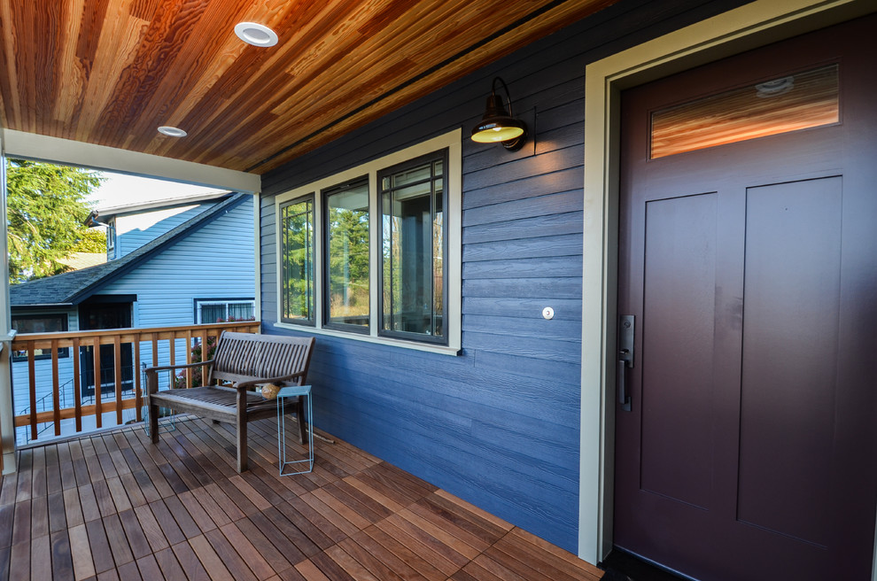 Große Rustikale Haustür mit blauer Wandfarbe, dunklem Holzboden, Einzeltür und lila Haustür in Seattle