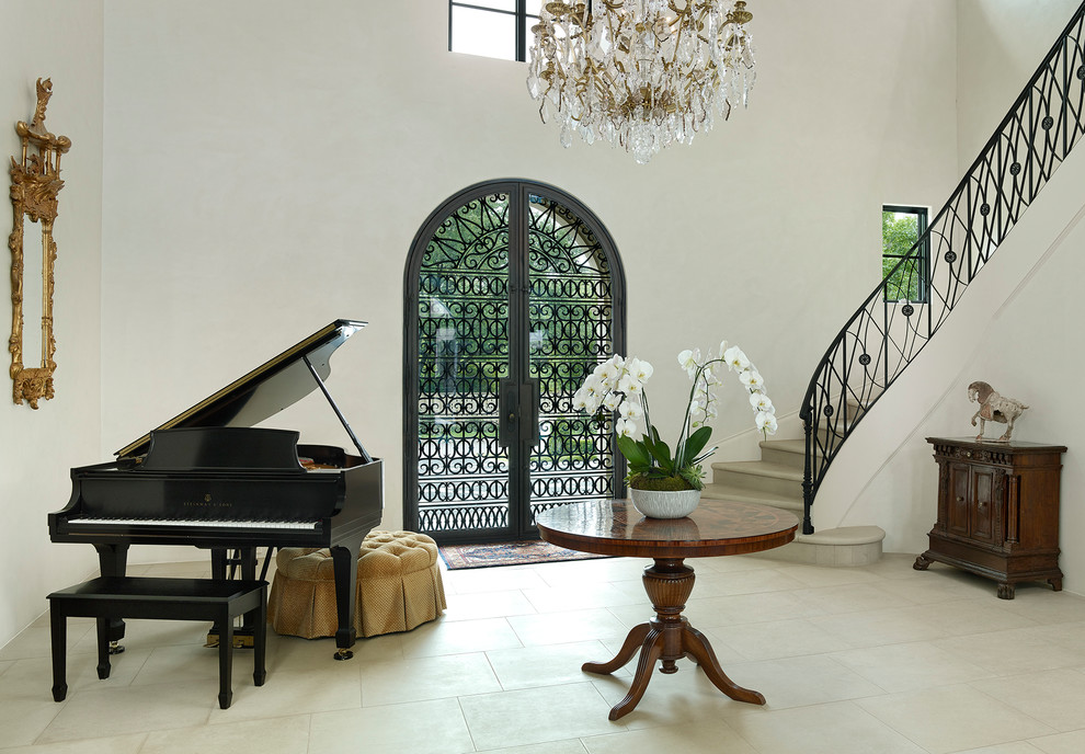 ダラスにあるラグジュアリーな広い地中海スタイルのおしゃれな玄関ロビー (白い壁、ガラスドア、ベージュの床、ライムストーンの床) の写真