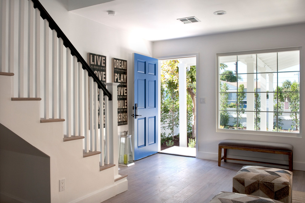 Источник вдохновения для домашнего уюта: входная дверь в стиле кантри с белыми стенами и синей входной дверью