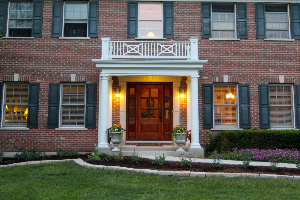 На фото: большое фойе в классическом стиле с бетонным полом, одностворчатой входной дверью, красной входной дверью и красными стенами