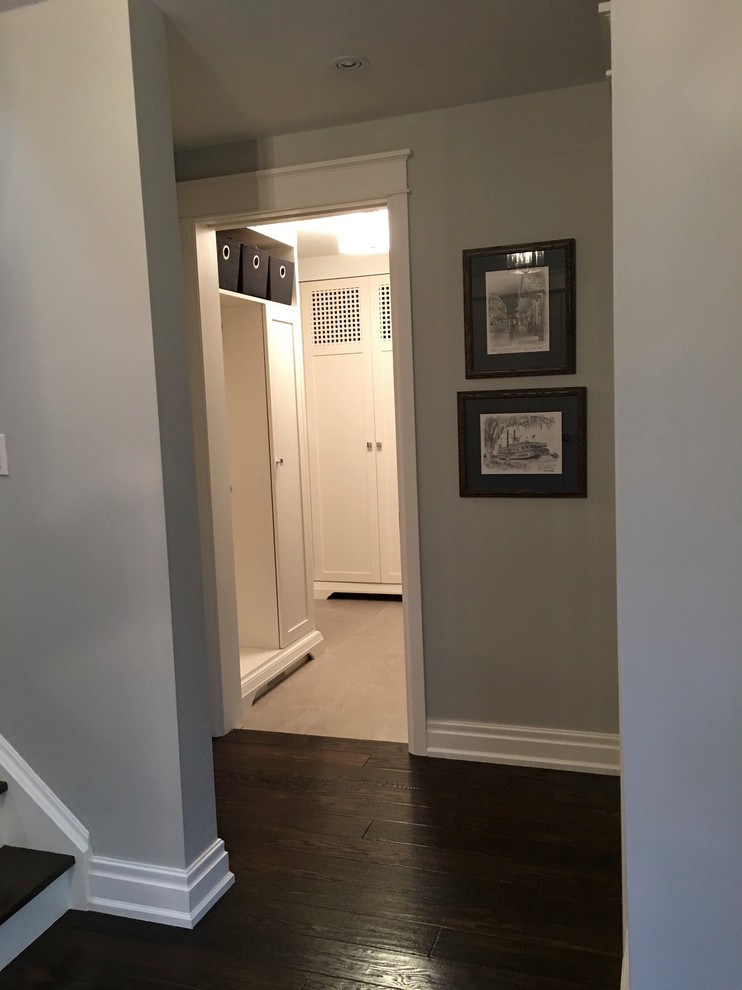 Cette photo montre un hall d'entrée chic de taille moyenne avec un mur gris et parquet foncé.