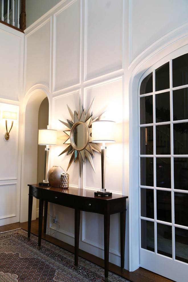 Mittelgroßes Modernes Foyer mit weißer Wandfarbe, Doppeltür, braunem Holzboden und weißer Haustür in Sonstige