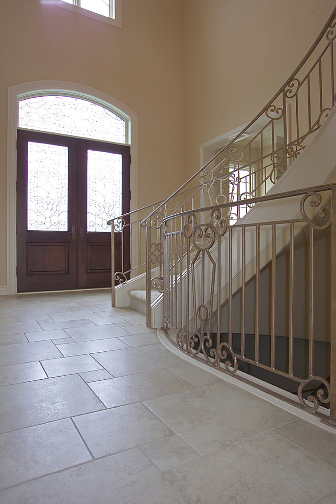 Geräumiges Klassisches Foyer mit beiger Wandfarbe, Travertin, Doppeltür und Haustür aus Glas in Omaha