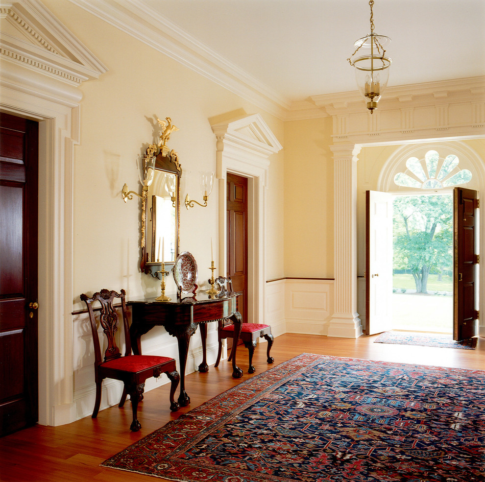 Geräumige Klassische Haustür mit braunem Holzboden, Doppeltür, dunkler Holzhaustür und gelber Wandfarbe in Washington, D.C.