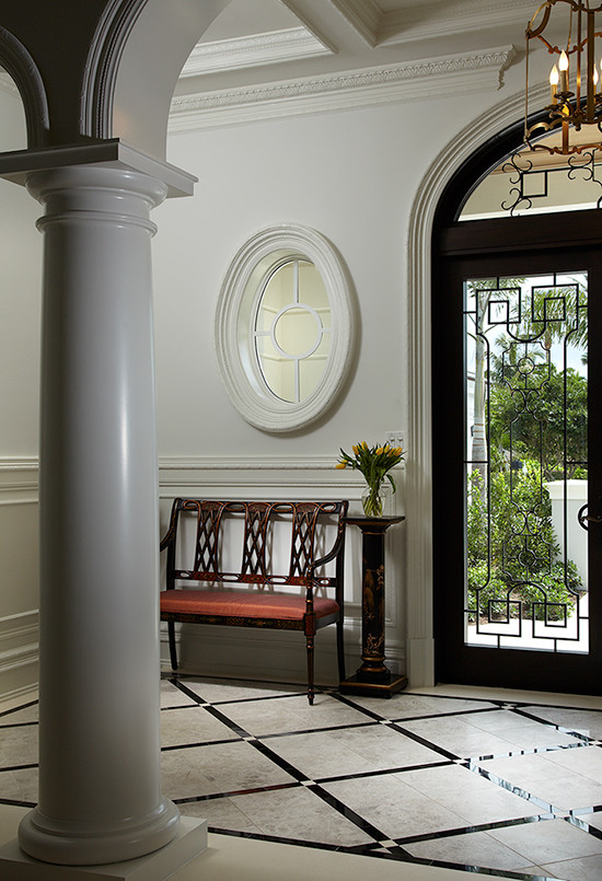 Стильный дизайн: фойе в классическом стиле с белыми стенами, двустворчатой входной дверью и входной дверью из темного дерева - последний тренд