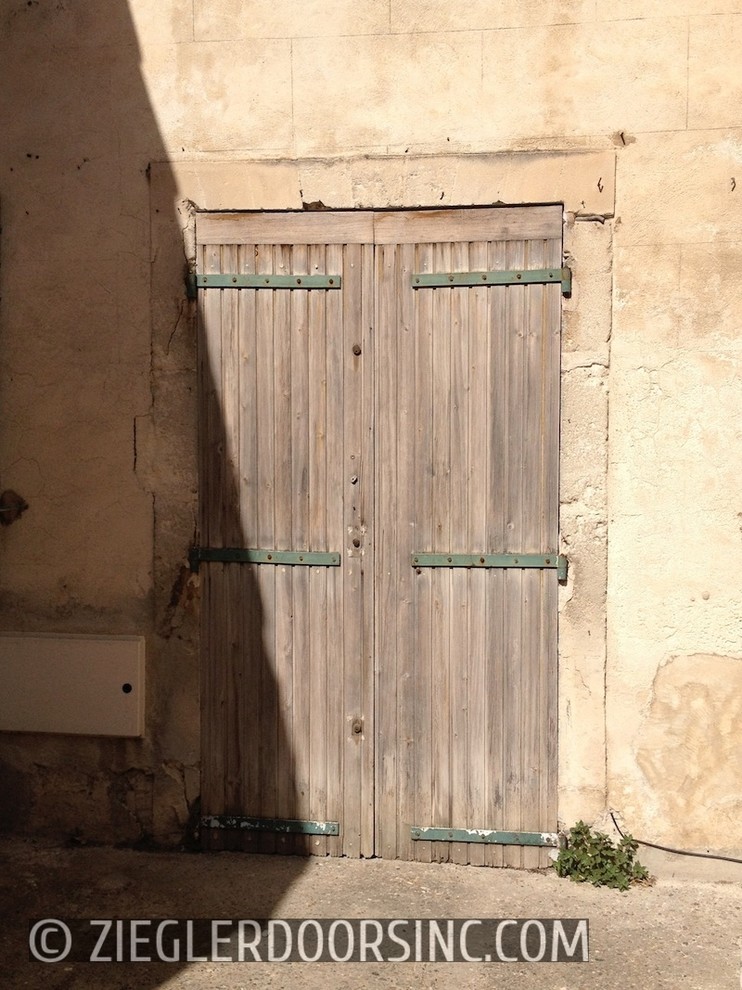 Свежая идея для дизайна: входная дверь в стиле ретро с двустворчатой входной дверью и входной дверью из дерева среднего тона - отличное фото интерьера