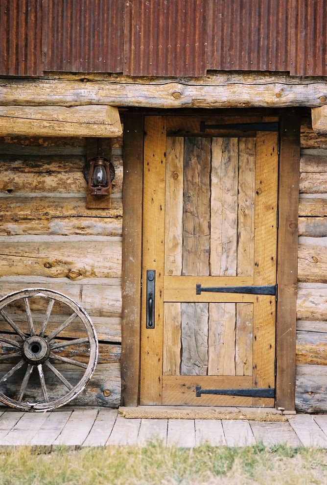 Modelo de puerta principal rural con puerta simple y puerta de madera clara