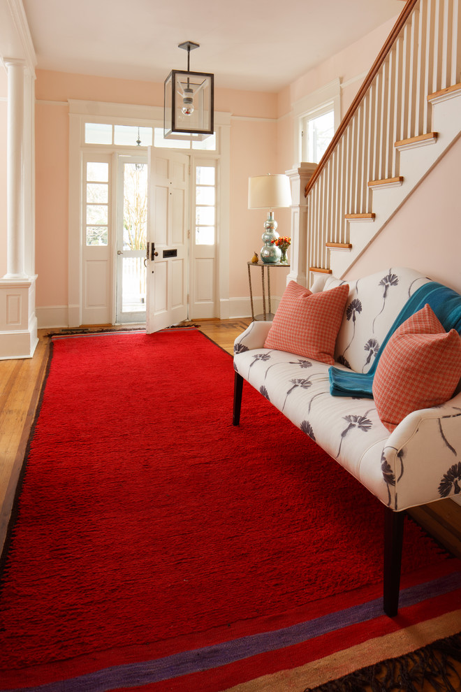 Источник вдохновения для домашнего уюта: фойе в классическом стиле с розовыми стенами, паркетным полом среднего тона, одностворчатой входной дверью и белой входной дверью
