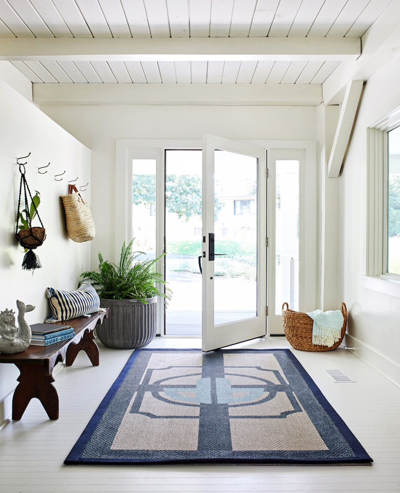 Imagen de entrada costera con paredes blancas, suelo de madera pintada, puerta simple, puerta de vidrio y suelo blanco
