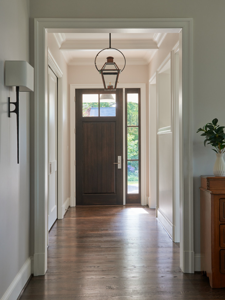 Свежая идея для дизайна: входная дверь в стиле кантри с белыми стенами, паркетным полом среднего тона, одностворчатой входной дверью, входной дверью из дерева среднего тона и коричневым полом - отличное фото интерьера