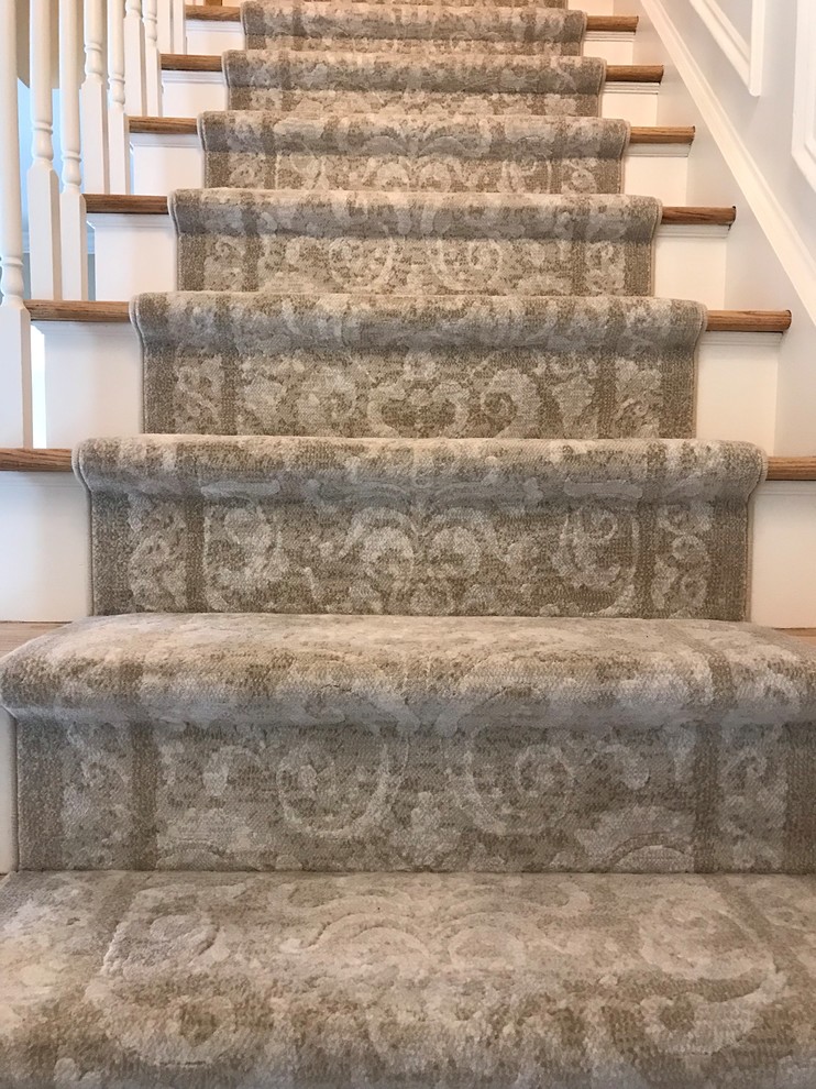 Ejemplo de escalera clásica renovada grande