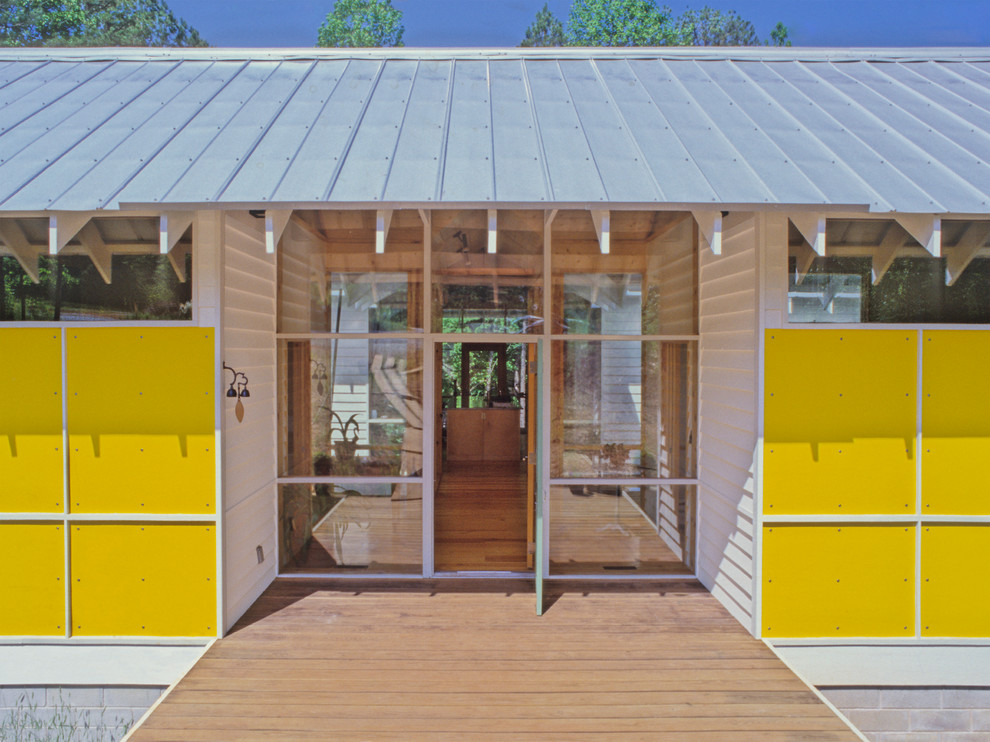 Moderne Haustür mit Einzeltür, Haustür aus Glas und gelber Wandfarbe in Atlanta