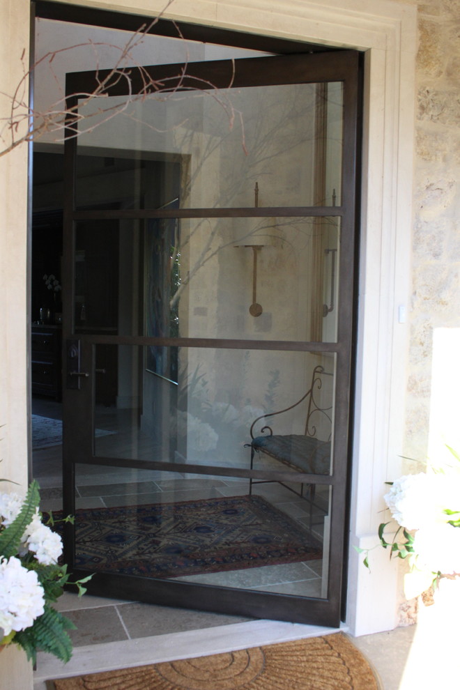 Foto de entrada actual grande con puerta pivotante y puerta marrón