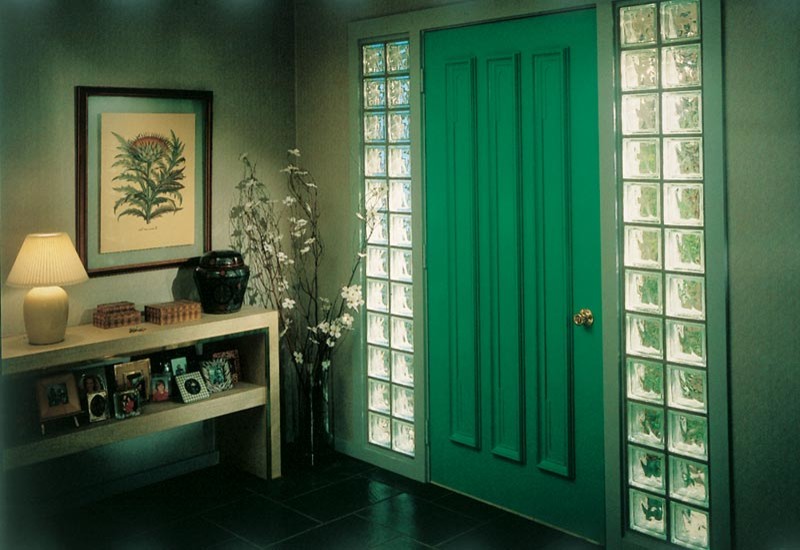 Пример оригинального дизайна: входная дверь среднего размера: освещение в стиле модернизм с одностворчатой входной дверью и зеленой входной дверью