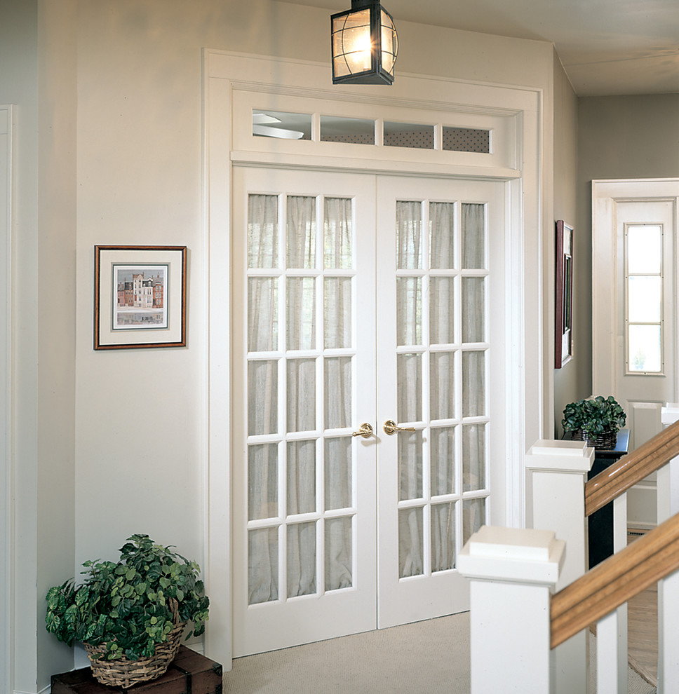 Exemple d'une entrée chic de taille moyenne avec un couloir, un mur blanc, moquette, une porte double et une porte blanche.