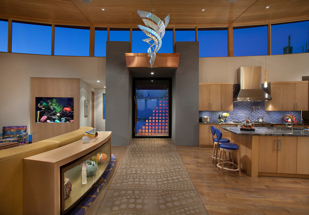 Mittelgroße Moderne Haustür mit weißer Wandfarbe, Betonboden, Drehtür, Haustür aus Glas und beigem Boden in Phoenix