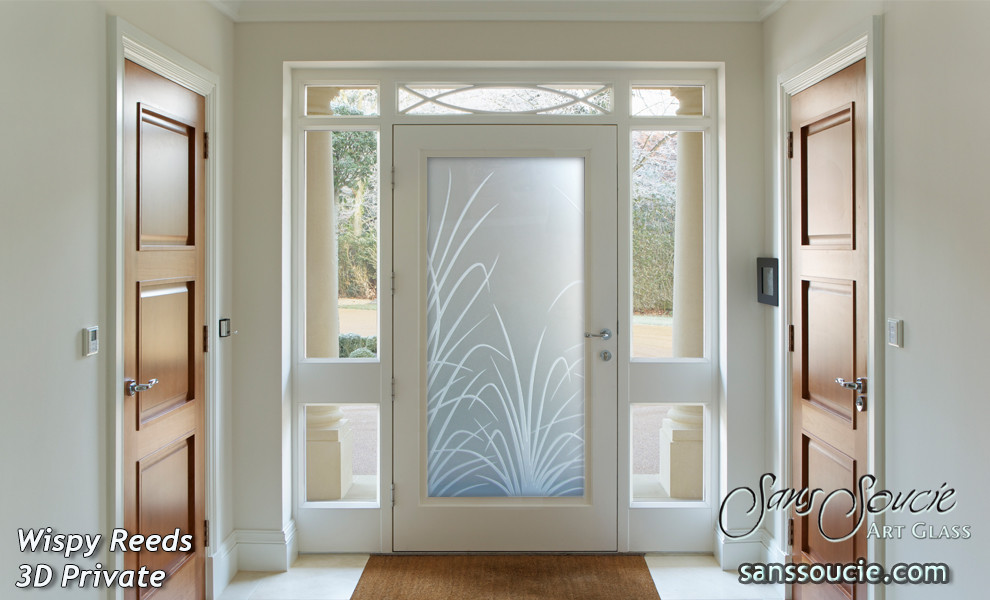 На фото: большая входная дверь в стиле фьюжн с белыми стенами, полом из керамической плитки, одностворчатой входной дверью и стеклянной входной дверью с