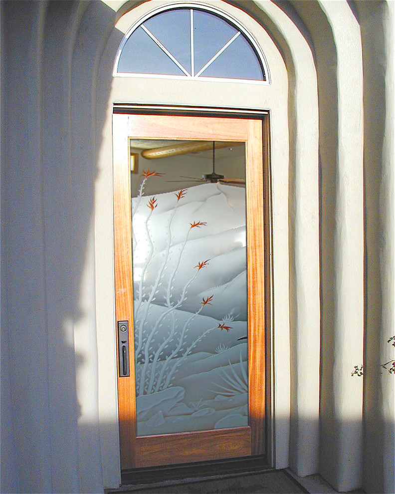 他の地域にある高級な広いエクレクティックスタイルのおしゃれな玄関ドア (ベージュの壁、トラバーチンの床、ガラスドア) の写真