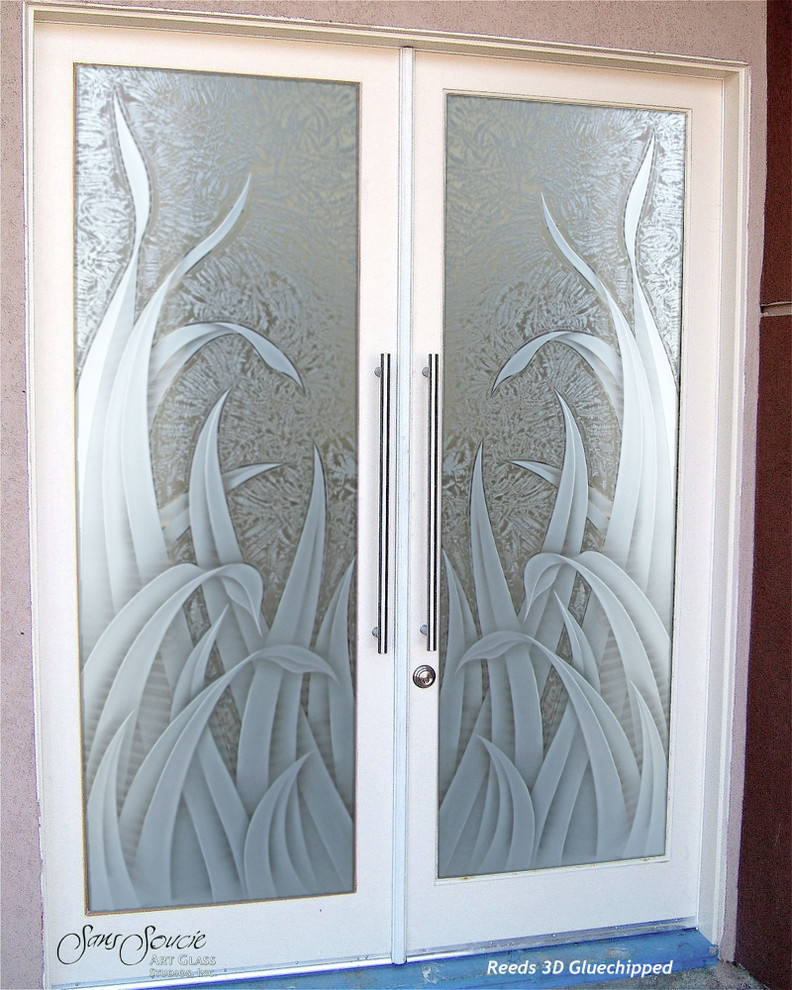 Modelo de puerta principal tropical de tamaño medio con paredes beige, suelo de baldosas de porcelana, puerta doble y puerta blanca