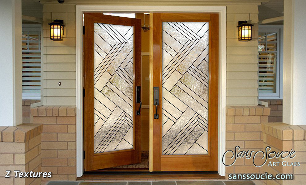 Ispirazione per una porta d'ingresso chic di medie dimensioni con pareti beige, parquet chiaro, una porta a due ante e una porta in legno bruno