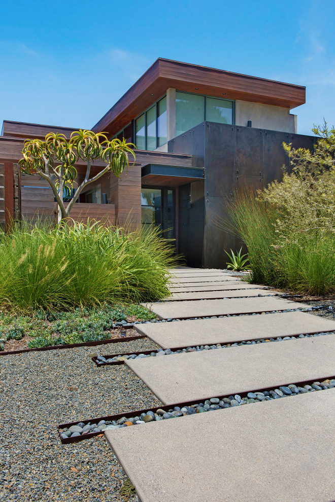 Große Moderne Haustür mit grauer Wandfarbe, Betonboden, Drehtür, Haustür aus Metall und grauem Boden in San Diego