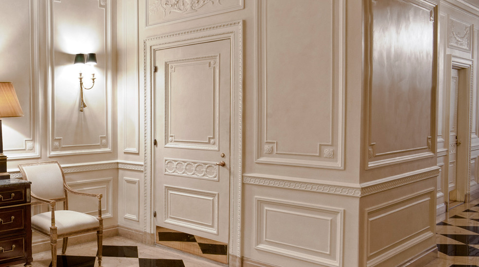 Mittelgroßer Klassischer Eingang mit Korridor, weißer Wandfarbe und Porzellan-Bodenfliesen in New York